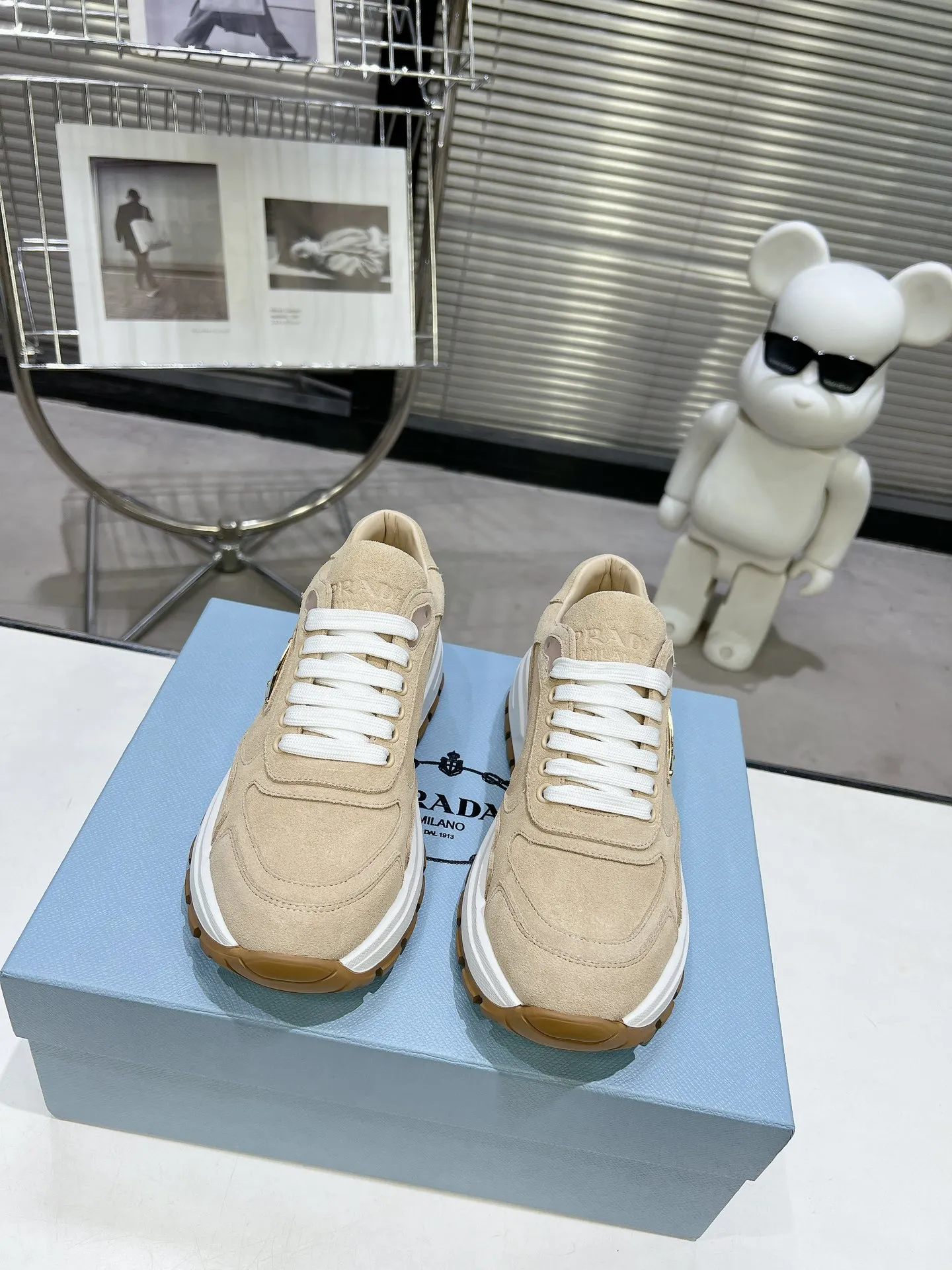 👟👟Ex-factory price 580👟👟 PRADA ²⁰²4 𝐬𝐬Prada’s new product comes with strength! ❣️Many Internet celebrities have the same style, fashionable and versatile nice items, original shoes are developed and purchased from Italian counters, and are reproduced 1:1 according to the original taste. This year’s theme is not to be defined, embodying texture through simplicity💛From thick-soled sneakers to zigzag short boots to 2024 flat shoes, everything reveals a sure-fire momentum...combining gentleness and handsomeness, the finishing touch for women❤️ The top-grade open-edge beaded cowhide with imported cowhide triangle logo is consistent with the original version, the wear-resistant and ultra-light two-color outsole, and the sheepskin lining are breathable and comfortable. ⚛Size: Women's 34-40 ⚛Size: Men's 39-45 Original packaging accessories. ⚛